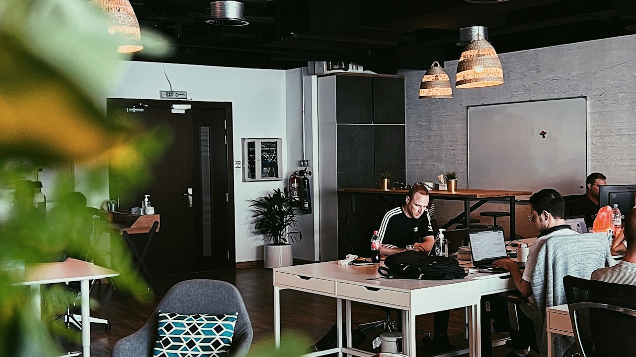 Equipe de agência de marketing trabalhando em notebooks em um escritório moderno